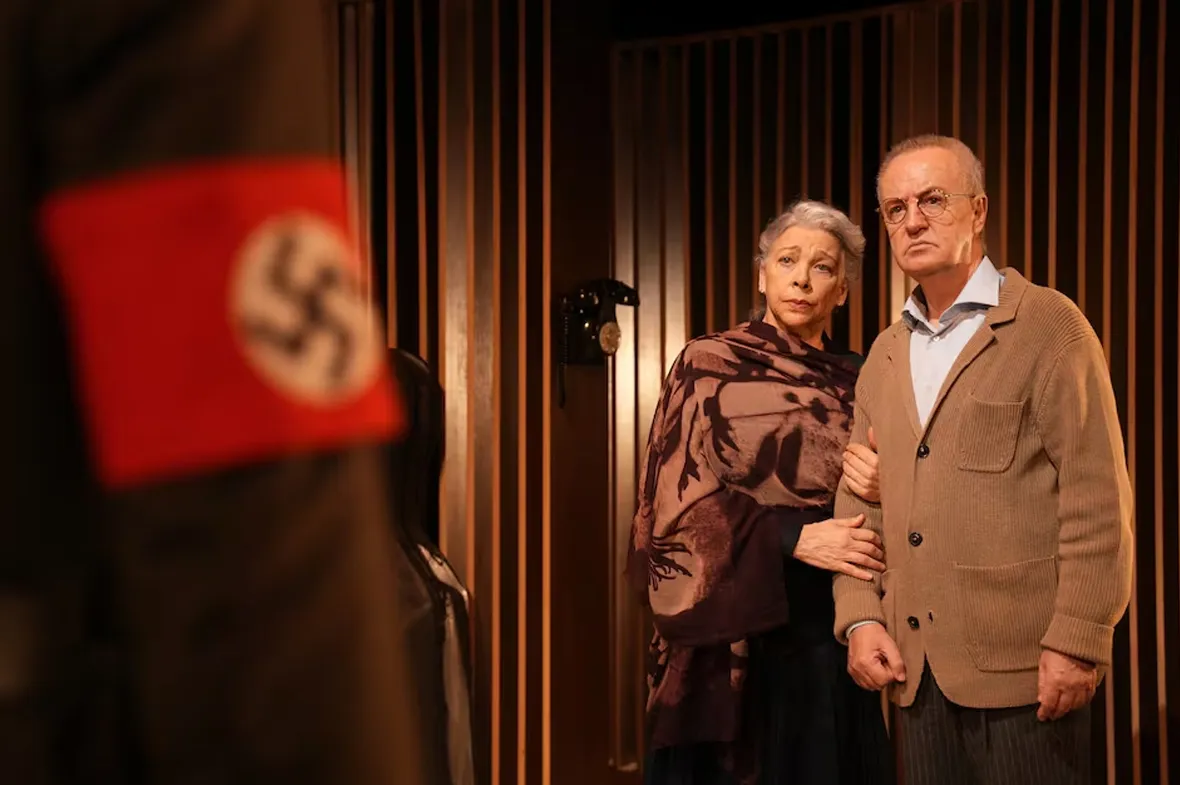 Kiti Mánver con Carlos Hipólito en Música para Hitler, 2025. Dir. J.C. Rubio